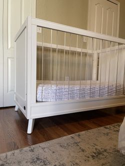 CITY FURNITURE ACRYLIC CRIB +MEMORY FOAM MATRESS