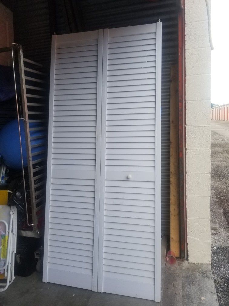 White Louvered closet bifold doors $20 each door***Look at the description for sizes and details