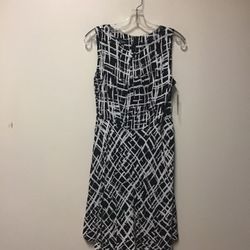 Women’s AGB Petites… 100% rayon black & white sleeveless dress… Size 12 petite