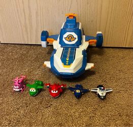 Super Wings World Aircraft. Excellent Condition. Mini 5 Toys Included. Like New