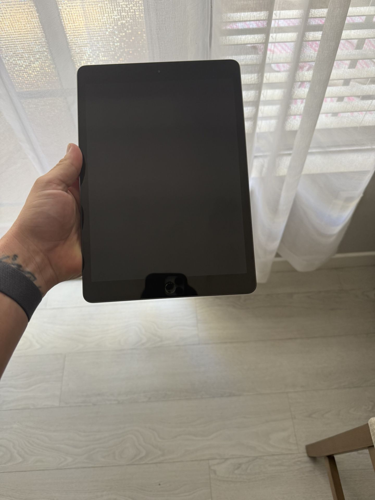 Apple iPad (7th Generation) A2197 32 GB, Wi-Fi, 10.2 in - Space Gray.