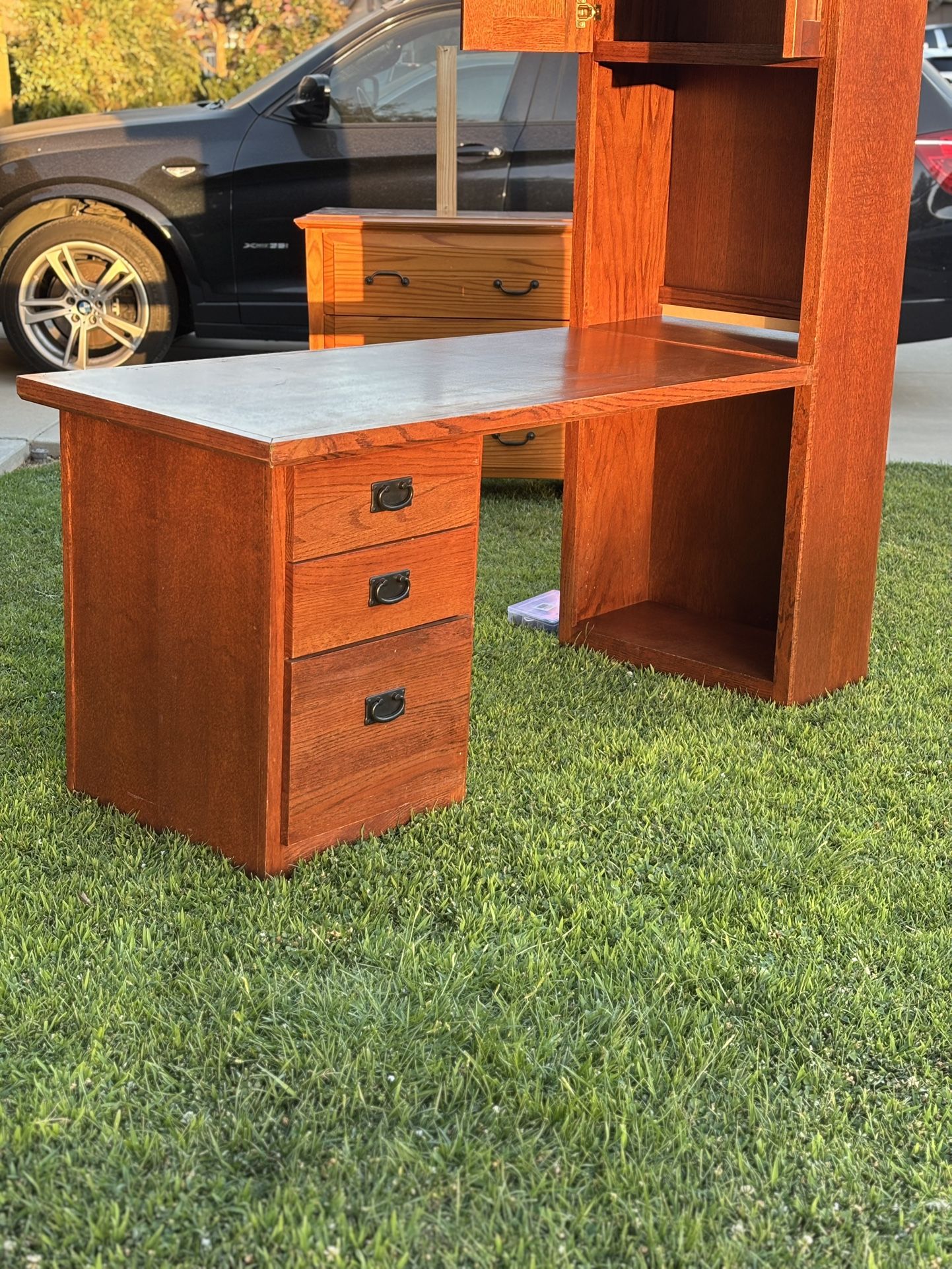 Beautiful wooden desk. Hermoso escritorio de madera.