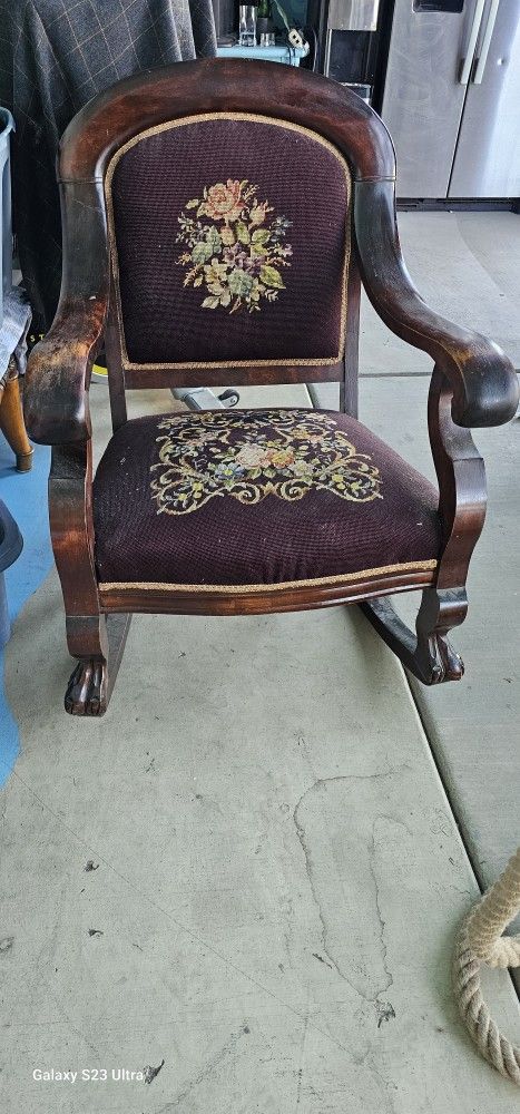 Beautiful vintage rocking chair good condition