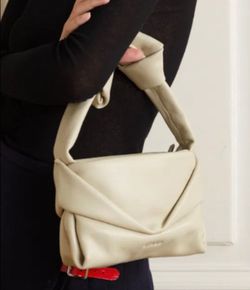 Bolsa Staud color crema nueva