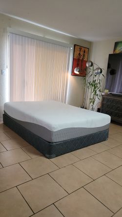 VERY NICE QUEEN SIZE BEAUTYREST MEMORY FOAM MATTRESS AND BOXSPRING FOR SALE! IN EXCELLENT CONDITION, FREE DELIVERY