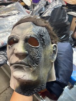 New, Adult Michael Myers Deluxe Costume size Large. Comes with mask, jumpsuit and prop knife