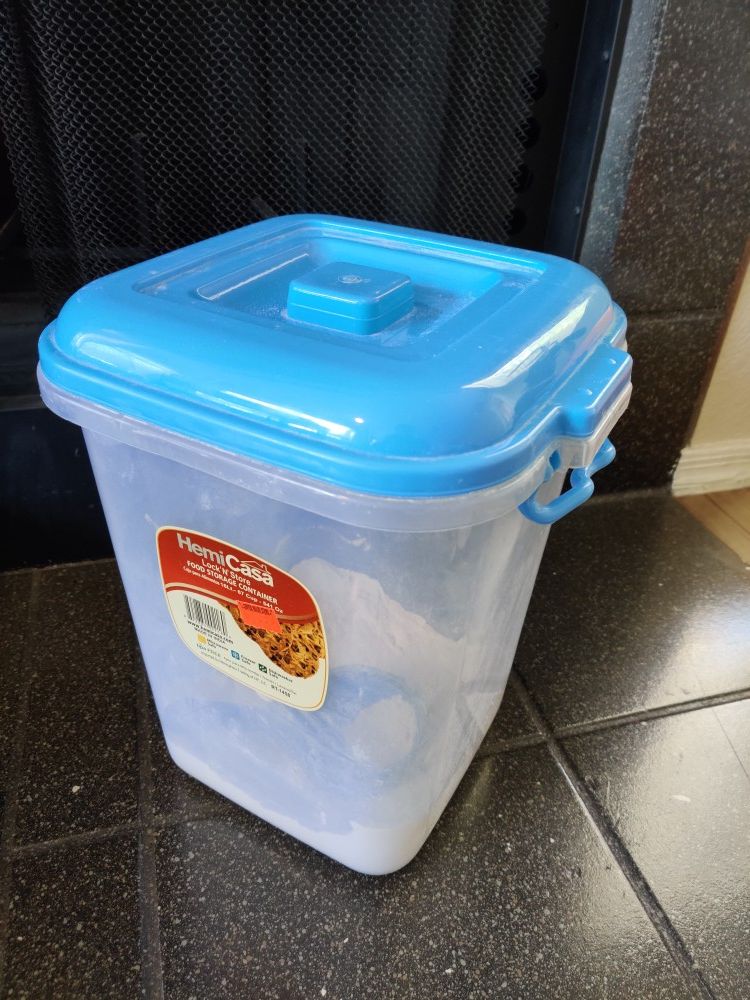 Food storage container with measuring cup - 541 Oz size