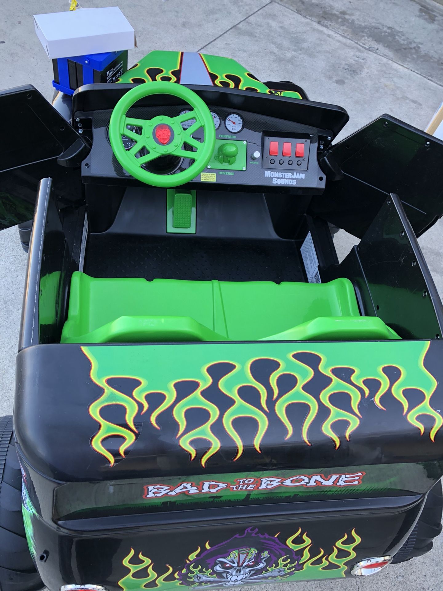 BRAND NEW Grave Digger 24volt electric kids ride on cars power wheels