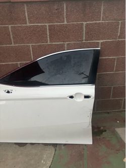 LEFT DRIVER SIDE FRONT DOOR 2018-2024 TOYOTA CAMRY SE (WHITE) WITH HINGES,SCRATCHES.