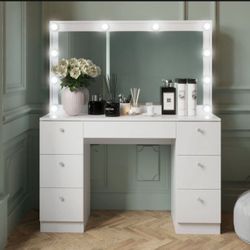 NEW vanity With Lights