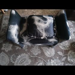 Chaise Lounge With Arms/2 Chairs