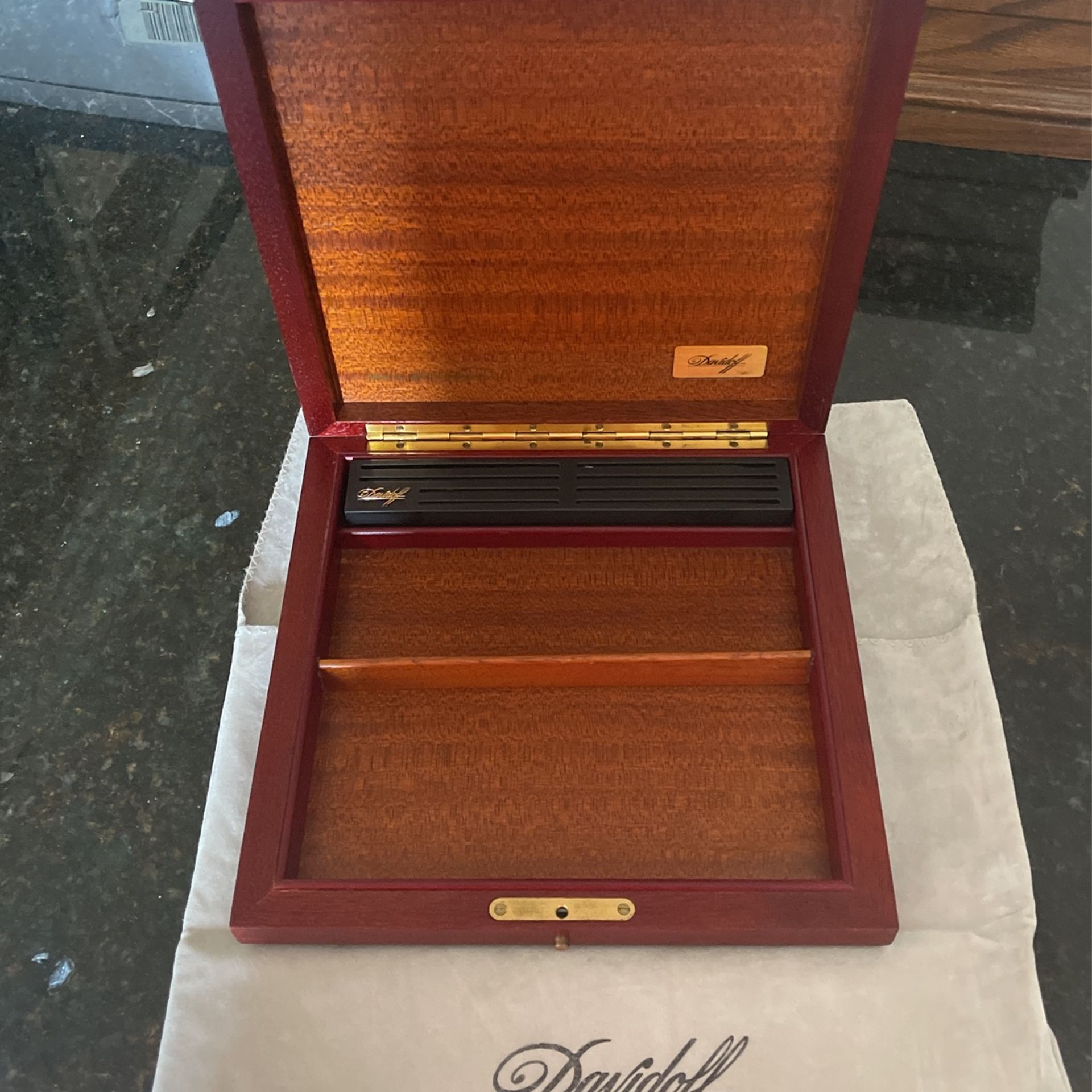 Vintage Davidoff Wooden Travel Cigar Humidor