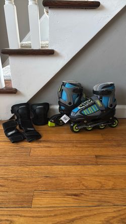 Adjustable Roller skates  plus pads (size Medium 1-4)