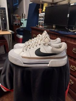 Used  NIKE  Court  Legacy  Lift