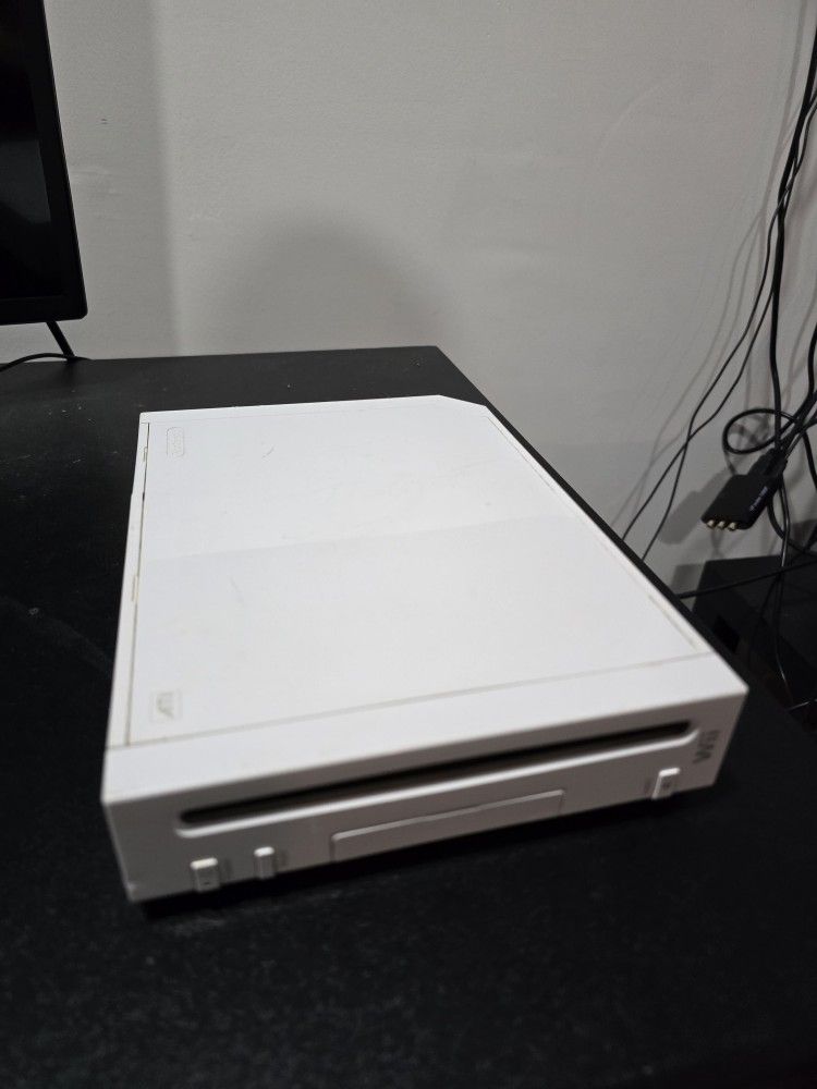 Nintendo Wii Comes With Cables, 2 Controllers 