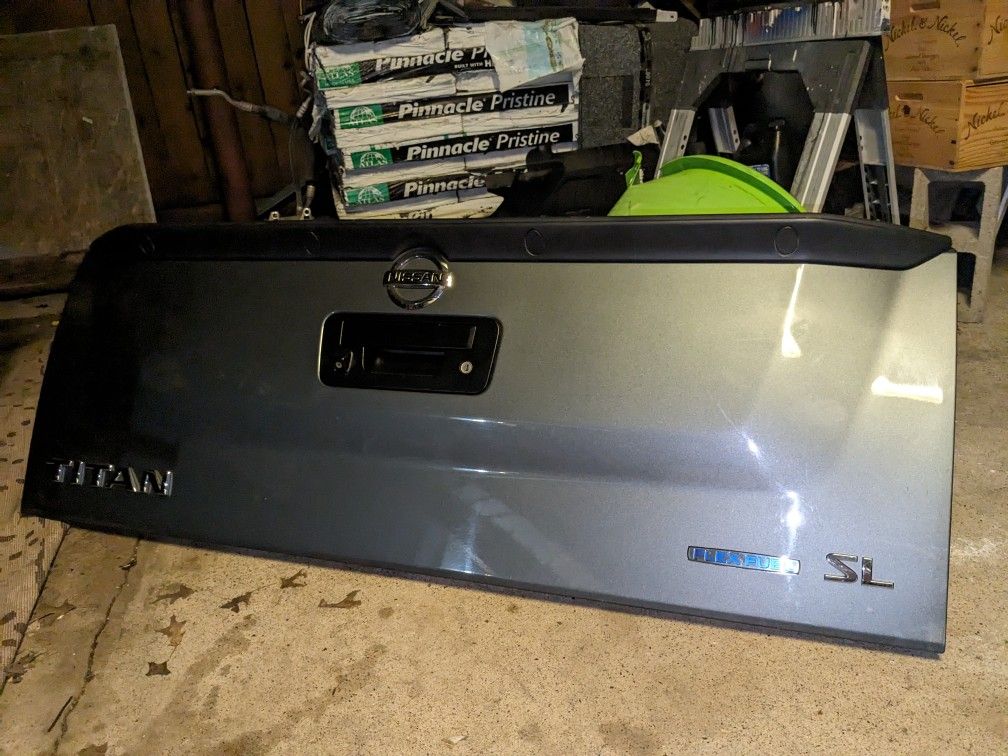 Tailgate Nissan Titan Heavy Metal Chrome Edition