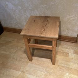 1 Solid Sturdy Wood Stool/ Good condition /See all pictures posted/pickup in Lake Zurich