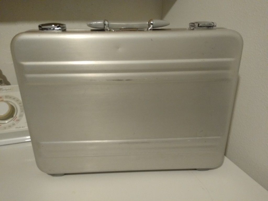 Vintage Zero Halliburton Elite Aluminum Case Briefcase Luggage Attache Slim 18 x 13 x 3