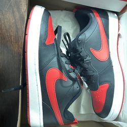 RED BLACK NIKE SIZE 5Y