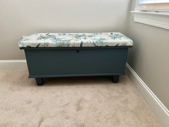 Cedar hope chest blue birds excellent condition   Locks removed for safety   Excellent condition  16 d x 40 w x 19.5 h