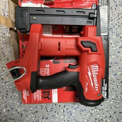 Milwaukee M18 FUEL 18-Volt Lithium-lon Brushless Cordless 18-Gauge 1/4 in. Narrow Crown Stapler (Tool-Only)