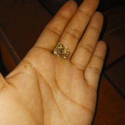 Gold Pendant Letter E 