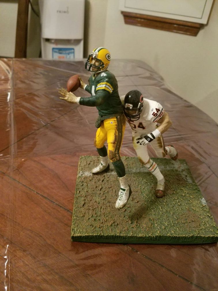 RARE NFL GREEN BAY PACKERS Brett Favre and CHICAGO BEARS Brian Urlacher Box Set collectible figures by McFarlane Sportspicks.