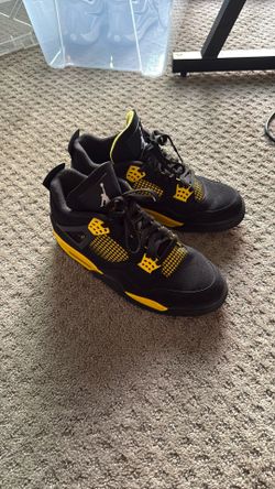 Jordan 4 Retro Thunder (2023