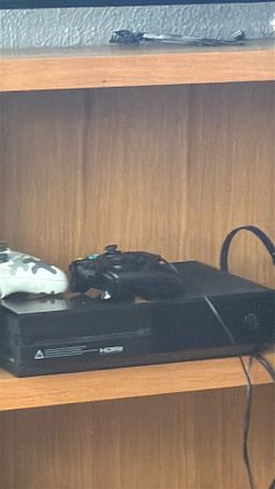 Xbox 360 2 controllers