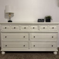 Beautiful “Pier 1 Imports” Off-White Distressed 7-Drawer Solid Wood Dresser