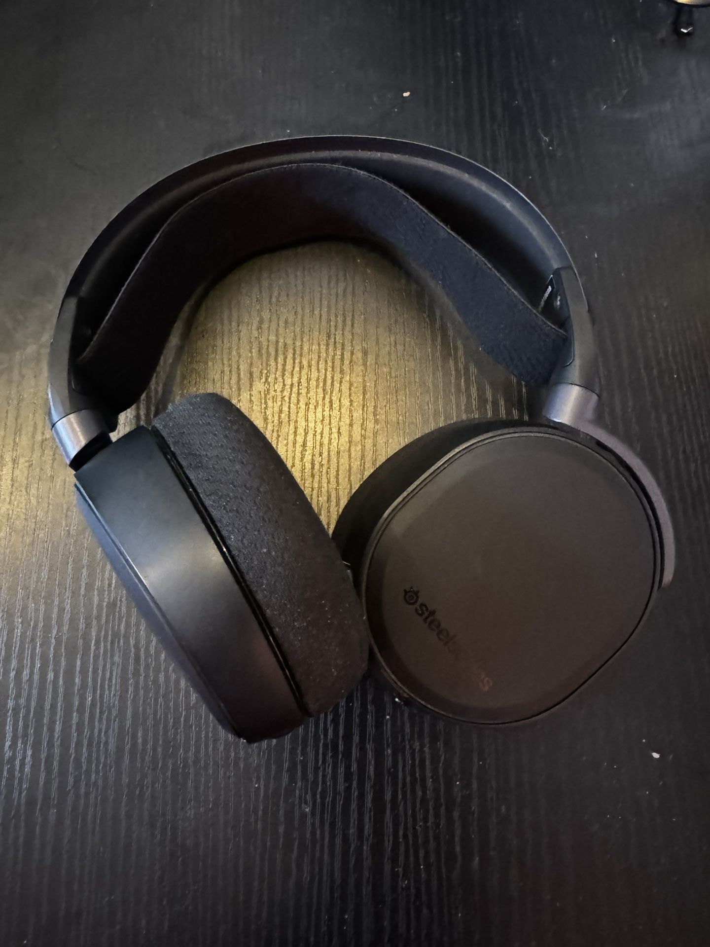 SteelSeries Arctis Pro Wireless Gaming Headset - High Fidelity 2.4 GHz Wireless - Mixable Bluetooth - Non-Stop Dual Battery - OLED Base Station - AI N