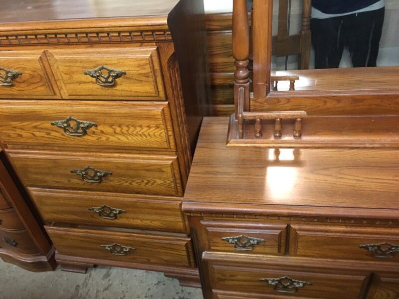 Beautiful Oak Sumter Co. twin size bedroom set