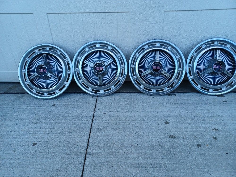 1965 Chevy Impala Super Sport Spinner Hubcaps