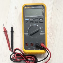 Fluke 83 III Multimeter Industrial Digital Multimeter W/ Fluke Leads