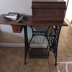 1902 Singer Vibrating Shuttle Treadle Sewing Machine