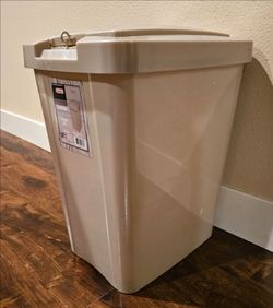 Free 7.5 Gallon Trash Can *read*