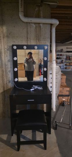 Makeup Vanity Desk with Lighted Mirror