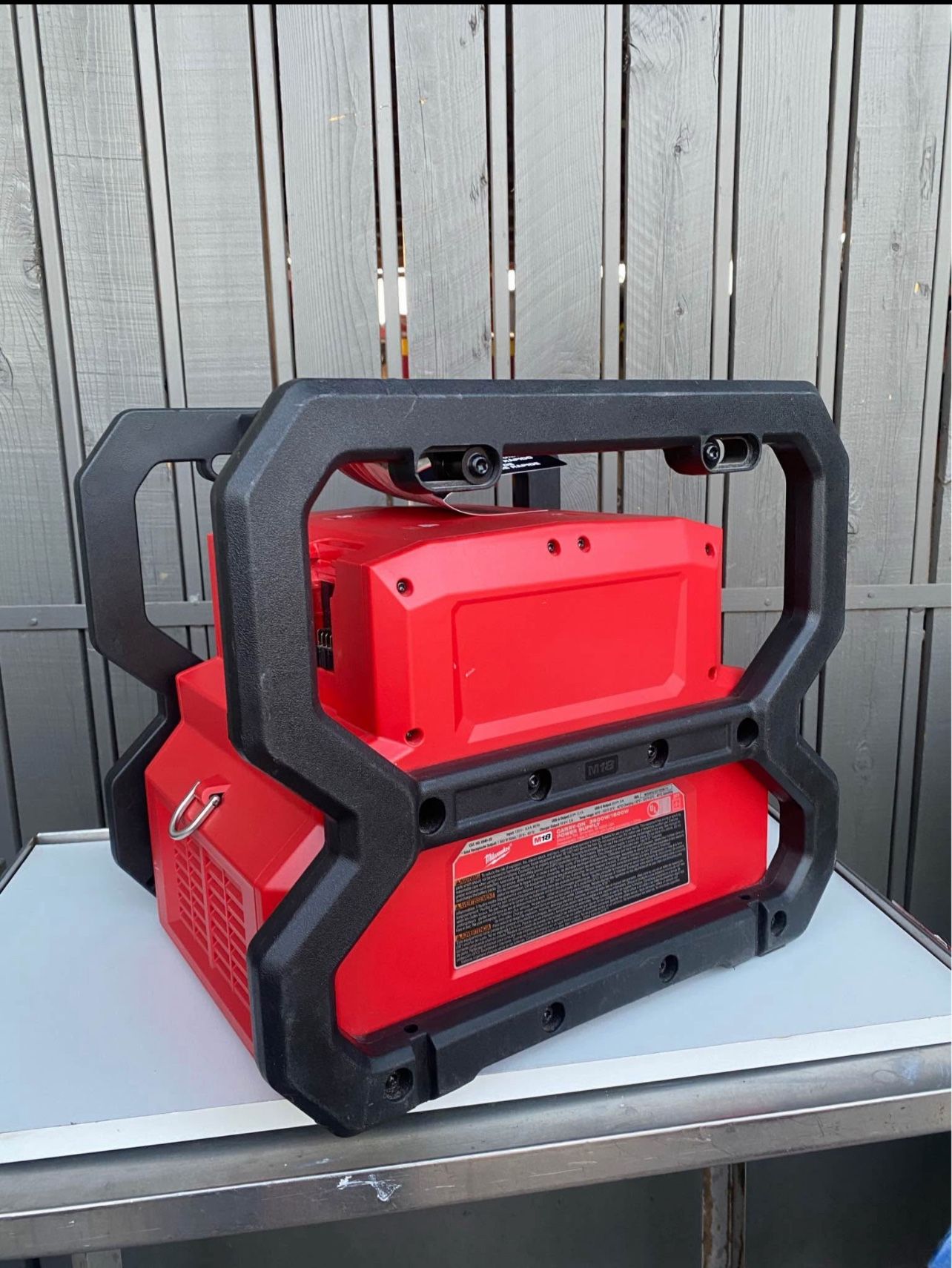 Milwaukee M18 18V Lithium-Ion Cordless 3600-Watt/1800-Watt Battery Powered Power Supply