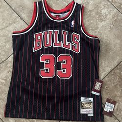 Black chicago bulls jersey, size Large 