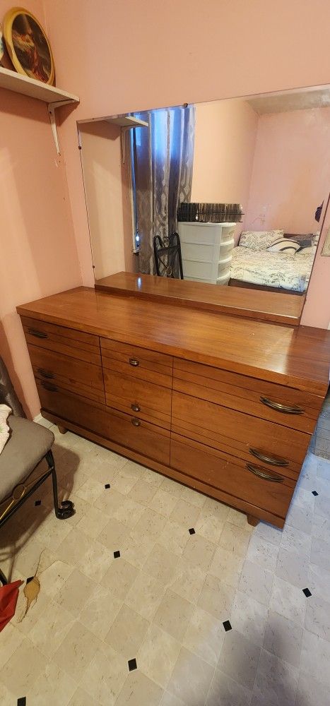 Wood Bed Frame Queen and 2 Drawers 