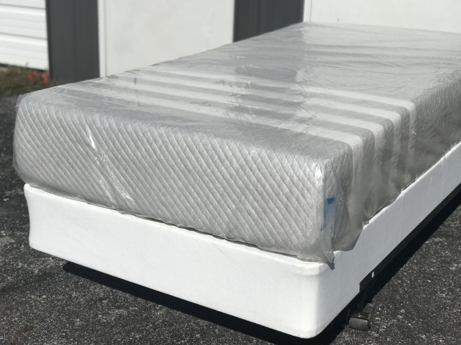 New leesa TWIN memory foam mattress $250 or $290 with box spring