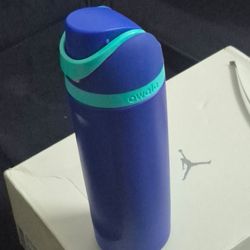 Owala FreeSip Stainless Steel Insulated Water Bottle, 24oz, 80s Ski Slopes.