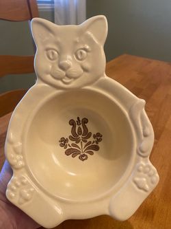 Vintage Plaftzgraff ceramic cat bowl. Good condition.