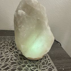 Beautiful Himalayan Salt Lamp Great Deal!  Natural Himalayan salt lamp in excellent conditio