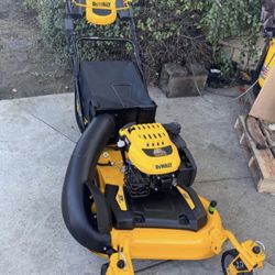 DEWALT 28 in. 224cc E-GOV Engine 3-in-1 Gas RWD Self-Propelled Lawn Mower with High Rear Wheels