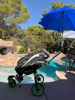⛳️🏌🏾‍♂️⛳️🏌🏾‍♂️⛳️🏌🏾‍♂️.  GOLF PUSH CART , with umbrella  included , water bottle holder , easy foldable , golf bag is not  included , like new co
