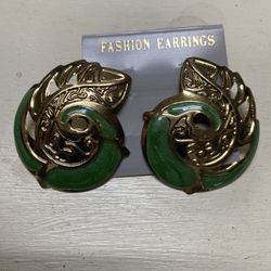 (JE13A) Vintage Green And Gold Tone Earrings