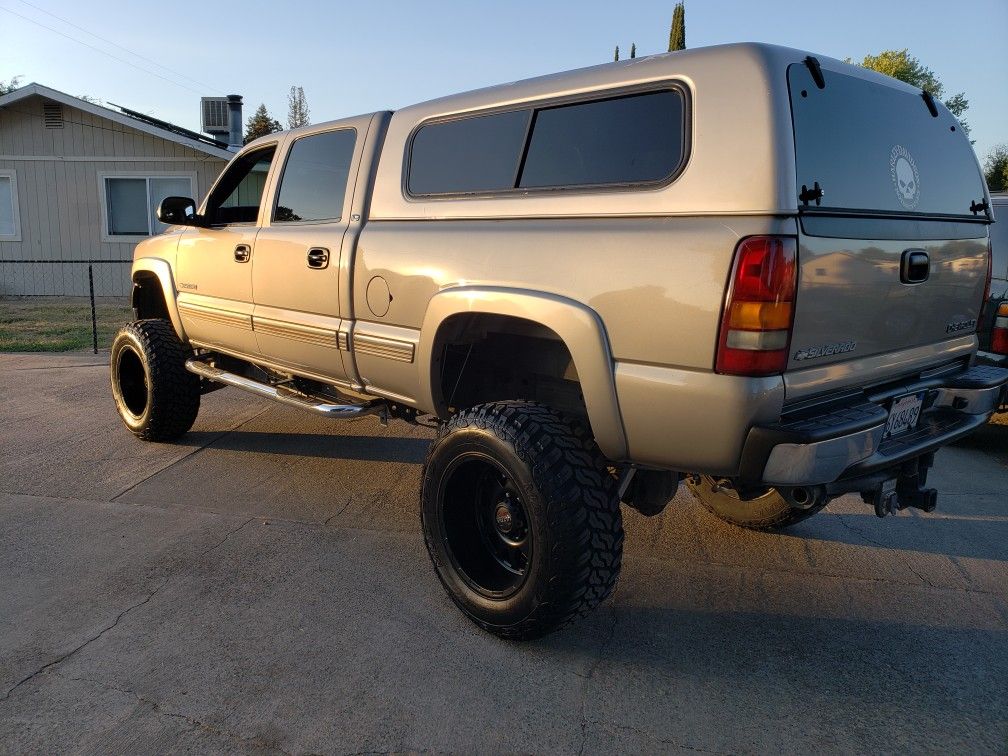 Chevy short bed Camper shell ( 2001-2006 ) crew cab silverado