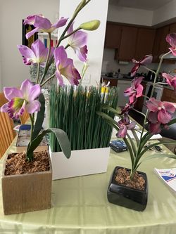 Artificial flowers pots