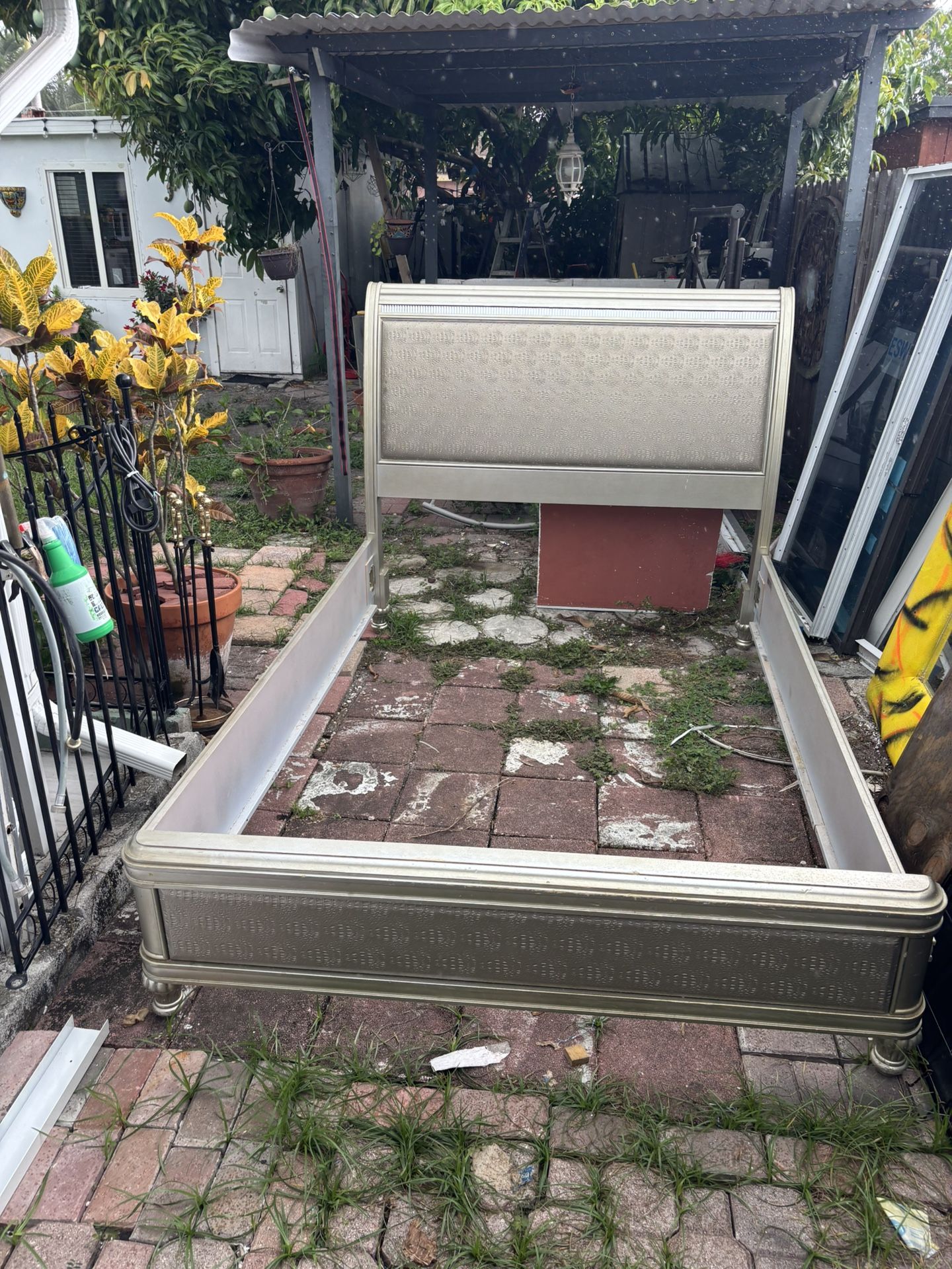queen bed whit 2 end table